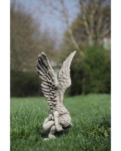 Hockende Engelfrau "RACHEL", Steinguss