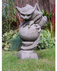 "OSCAR", lauernder Gargoyle, © by Fiona Scott