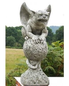 "GAVIN", Gargoyle auf Kugel, ©by Fiona Scott