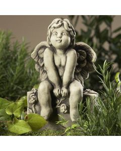 Engel "Esme" auf Sockel, Betonguss